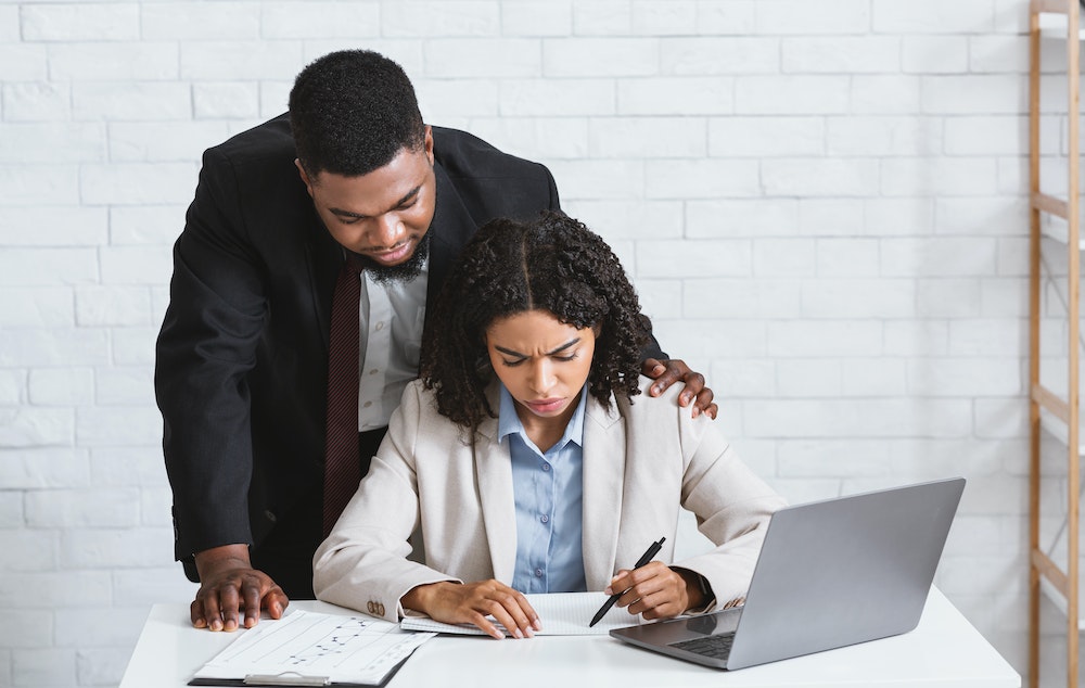 Harcèlement au travail: Comment le reconnaître et agir en conséquence